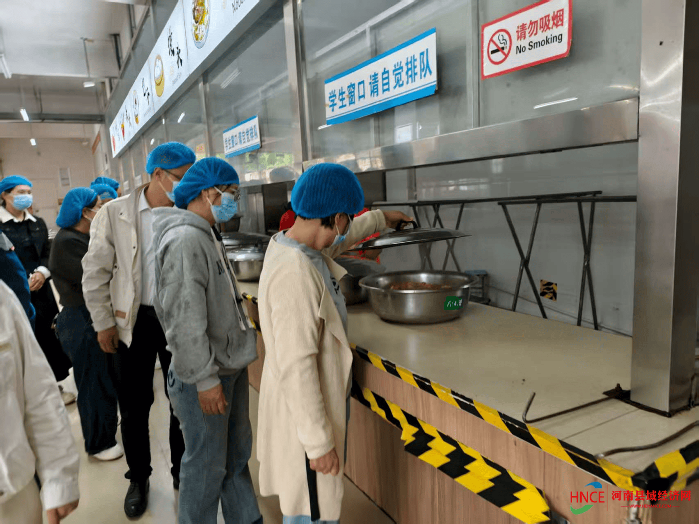 人心——商丘市第八中学餐厅开放日活动纪实PG电子游戏麻将胡了烟火氤氲处 食安暖(图4)